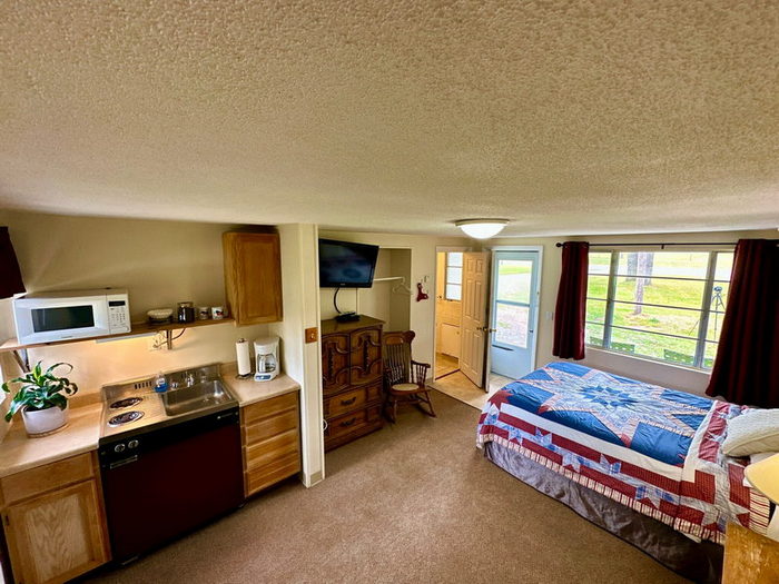 9 Oaks Inn (Pine Aire Motel, Pine-Aire Motel) - From Real Estate Listing (newer photo)